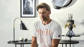 Зірка «Гри престолів» Ніколай Костер Вальдау неочікувано завітав до Києві та відвідав бар на Подолі: фото