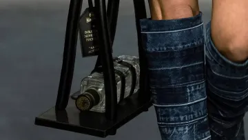 Nemiroff і Ksenia Schnaider створили сумку-тримач для горілки: як виглядає незвичний аксесуар