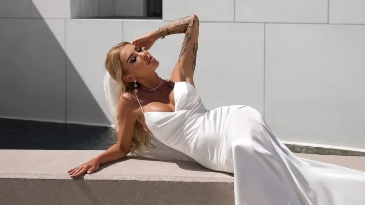 Екс-ведуча каналу М1 Кульбаба вийшла заміж та виклала весільні фото з Абу-Дабі: біла сукня і райські пейзажі