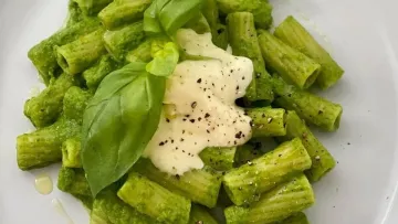 Весняний салат із пастою та екстра-зеленим соусом: покроковий рецепт легкої страви за 30 хвилин