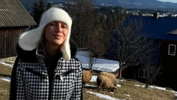 Не обійшлося без чарочки: Леся Нікітюк показала сільську хату своєї бабусі