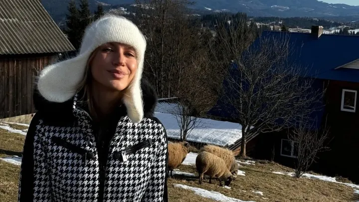 Не обійшлося без чарочки: Леся Нікітюк показала сільську хату своєї бабусі