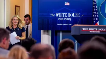 «Потрібно продовжувати працювати»: прессекретарка Білого дому Каролін Лівітт повернулася після декрету