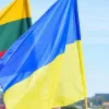 У Вільнюсі двоє нетверезих чоловіків зірвали український прапор: що з ними зробила поліція 