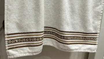 Справа не в декорі: навіщо роблять смужки на тканині рушника – як його не пошкодити