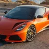 Більше потужності та менше ваги: чим здивувала нова Lotus Emira 420 Sport із дахом, що знімається