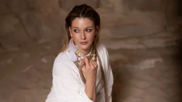 Акторки Грешнова та Кузнецова спробували повторити «планка челендж»: кумедне відео після новорічного столу