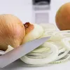 Тепер тільки сльози радості: експерти поділились секретом, як швидко та безболісно нарізати цибулю
