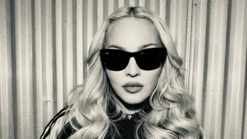 «Прощавай, Мілан»: 67-річна Мадонна вразила прозорою сукнею з корсетом на Milan Fashion Week – відео