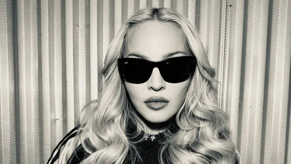 «Прощавай, Мілан»: 67-річна Мадонна вразила прозорою сукнею з корсетом на Milan Fashion Week – відео