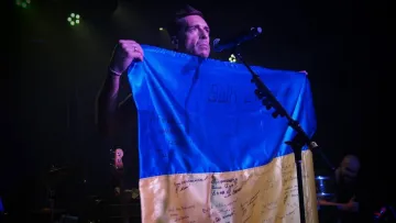 «Була дуже серйозна атака»: лідер російського гурту «Ногу Свело!» Покровський відвідав Київ і пережив обстріл