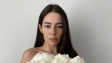 «Так, це не штучний інтелект‎»: вагітна Ксюша Манекен підірвала мережу повністю голими фото зі змією