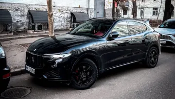 У Києві помічено Maserati Levante: авто отримало ексклюзивний тюнінг Mansory з особливими LED-елементами