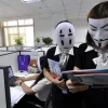 Китайські службовці ховали прогули за масками з облич колег: схема, що сколихнула мережу