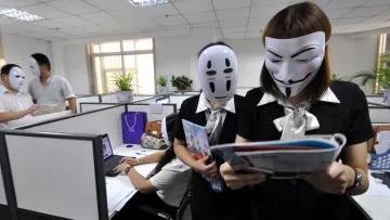 Китайські службовці ховали прогули за масками з облич колег: схема, що сколихнула мережу
