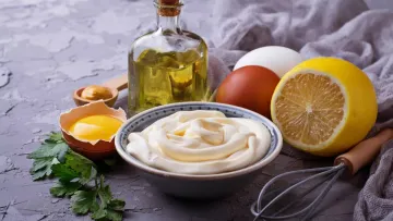 Чим замінити майонез: фахівці назвали альтернативу, яку можна зробити в домашніх умовах