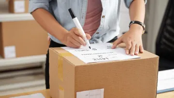 Рада ухвалила законопроєкти про ПДВ на міжнародні онлайн-покупки: кошти планують спрямувати на ЗСУ