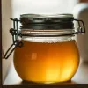 Цукор, ферменти і мінімум води: чи має мед необмежений термін придатності