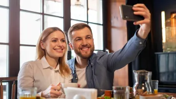 Блогери – не тільки реклама, але й проблема: у багатьох ресторанах забороняють фото та відео зйомку - чому