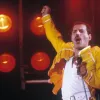 Корона, плащ і костюм Queen: у Лондоні відкриють виставку лідера гурту Queen Фредді Мерк’юрі