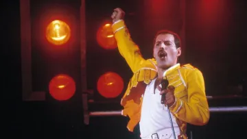 Корона, плащ і костюм Queen: у Лондоні відкриють виставку лідера гурту Queen Фредді Мерк’юрі