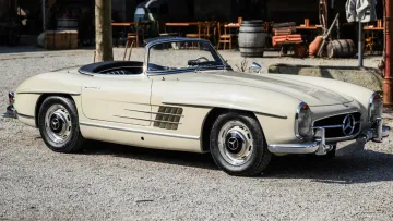 Mercedes-Benz 300 SL Roadster продали за божевільну суму: чому раритетне авто 1963 року є унікальним