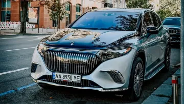 Майже дев’ять мільйонів гривень: у Києві помітили електричний кросовер Maybach з ексклюзивними дисками
