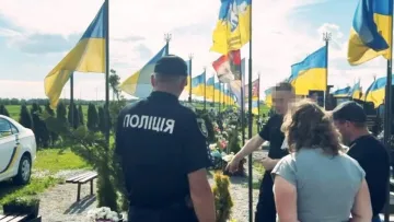 Суд виніс вирок жінці: за наругу над могилою Героя України Олексія Меся призначили покарання