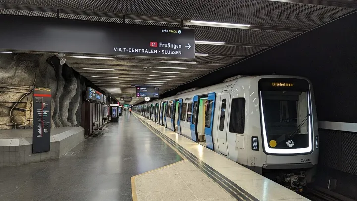 Штучний інтелект рятує людей у метро: у Швеції вже запобігли 39 самогубствам