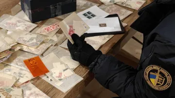 В Україну намагалися ввезти 14 тисяч марок з Гітлером і нацистською символікою: вартість вражає