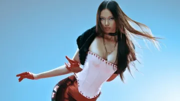 Падати треба вміти красиво: модель у В'єтнамі стала зіркою після конфузу на тижні моди - Відео