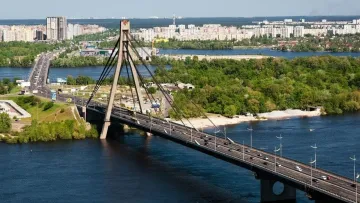 Північний міст у Києві затягнули захисними сітками після кількох російських ударів: як це виглядає 