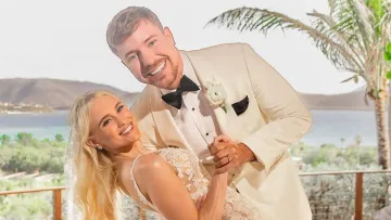 «Це буквально ніби сюжет із фільму»: відомий блогер MrBeast одружився і показав обраницю на футболі