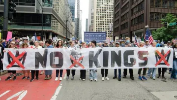 У США відбулися акції «No Kings» проти Дональда Трампа: учасників закликали достроково голосувати