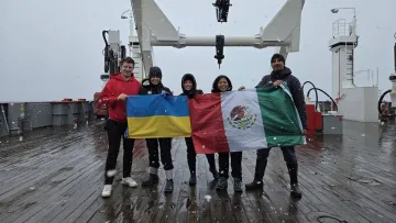 «Ноосфера» привезла українців і перших мексиканців на «Вернадський»: фото з Антарктики