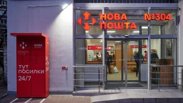 «Відео стало для нас шоком»: Нова пошта потрапила у гучний скандал - співробітники жорстоко поводилися із безпритульним собакою