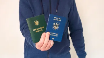 Зміни для чоловіків за кордоном: консульські послуги не надаватимуть без військово-облікових документів