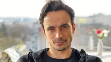 Топлес та з пишною шевелюрою: Олександр Стоянов приголомшив виглядом у 18 років у рідному Криму