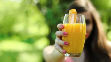 Молоко може бути кращим за воду: названо чотири напої, які ефективно зволожують організм