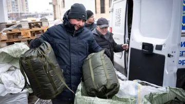 В Києві почали роздавати «пакунки тепла» – спеціальні набори, що допоможуть пережити морози: хто може отримати