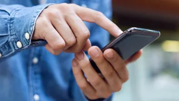 «Smartphone pinky» стає масовою проблемою: чому біль мізинця через користування смартфоном зростає