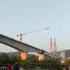 Години жаху на висоті 60 метрів: як парапланерист застряг на баштовому крані через вітер – відео