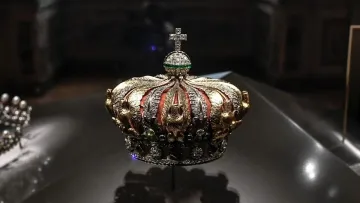 Стали відомі вкрадені з Лувру ювелірні прикраси: що грабіжники викрали з музею в Парижі