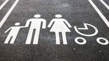 В Україні з’являться паркомісця для сімей із дітьми до трьох років: нардеп поділився деталями