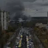 «Життя продовжується»: в мережі завірусилися фото київського ярмарку під час пожежі після нічного обстрілу