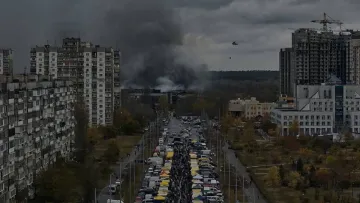 «Життя продовжується»: в мережі завірусилися фото київського ярмарку під час пожежі після нічного обстрілу