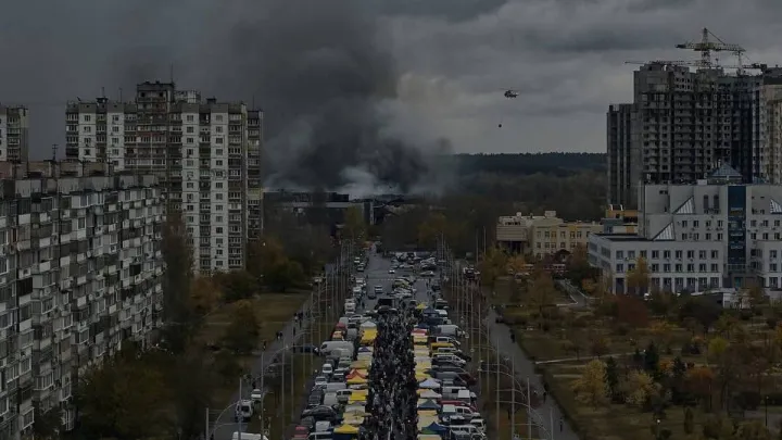 «Життя продовжується»: в мережі завірусилися фото київського ярмарку під час пожежі після нічного обстрілу