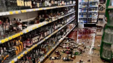 Кричав, лаявся, та кидався алкоголем: в Києві чоловіка затримали за хуліганство в супермаркеті