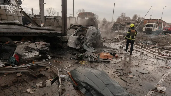 Сім загиблих, постраждали елітний ЖК та вокзал: фото наслідків нічної атаки на столицю