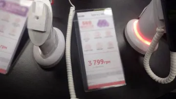 Вихопив із демонстраційної стійки мобільний телефон і втік: в Києві поліція затримала чоловіка за пограбування